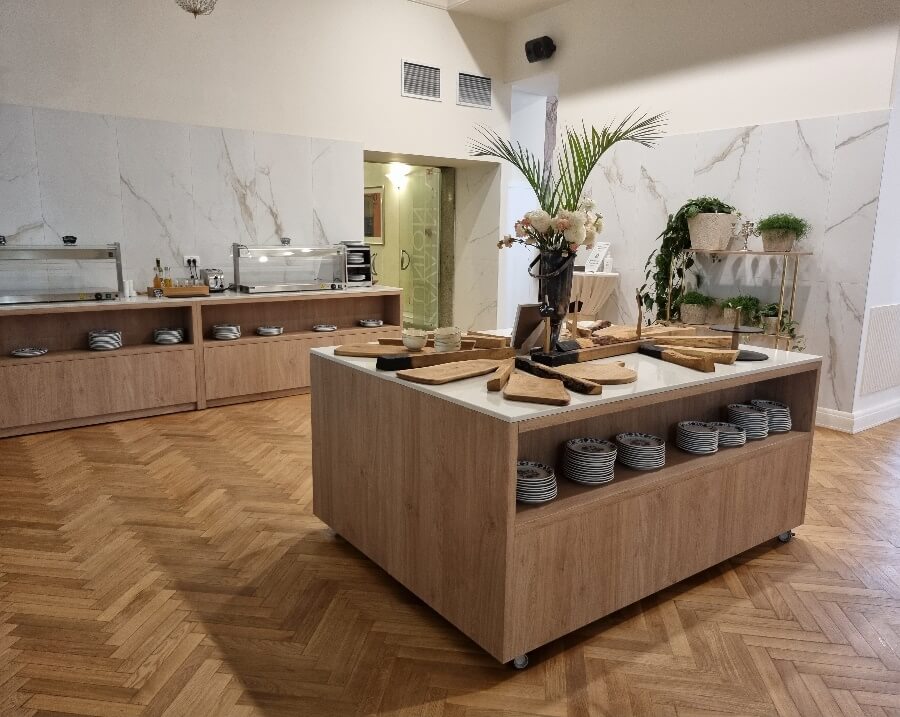 Jedilnica hotela z postrežnim pribborom na sredinskem otoku